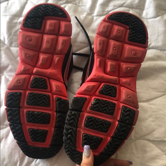 Nike pink + black tennis shoes - Picture 6 of 6